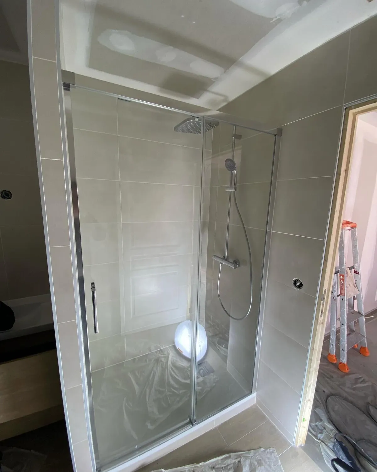 Pose d'un pare-douche et meuble vasque